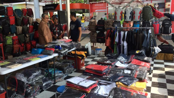 Stan jualan pakaian bertema otomotif di IIMS 2015.