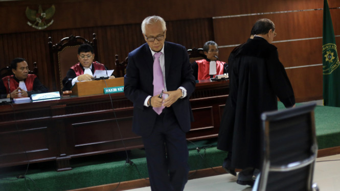 OC Kaligis Jalani Sidang Dakwaan