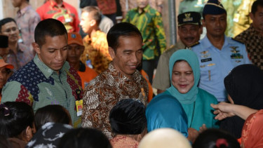 Jokowi Bagi-bagi Sembako