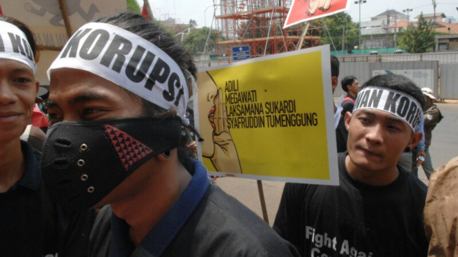 aksi unjuk rasa korupsi penjualan aset negara
