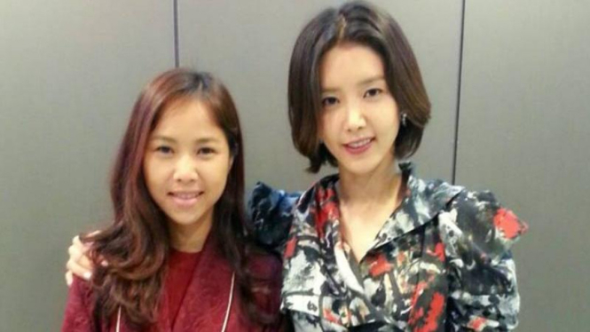 Yannie Kim (kiri) berpose bersama artis Korea