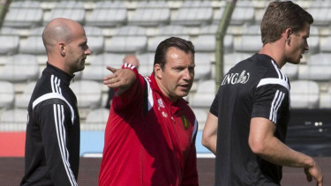 Pelatih Timnas Belgia, Marc Wilmots (tengah).
