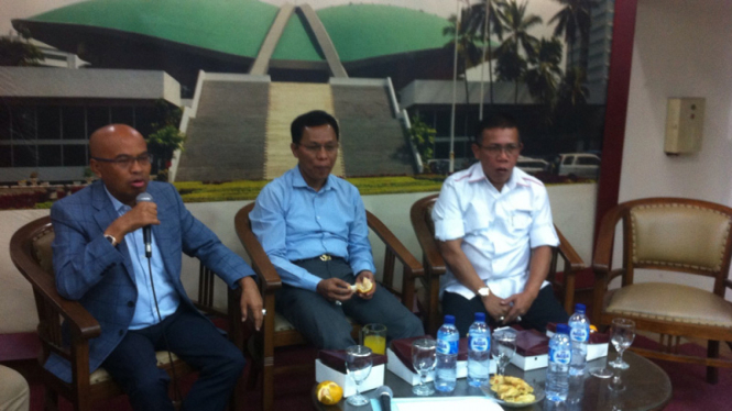 Anggota Komisi III DPR Masinton Pasaribu (berbaju putih) 