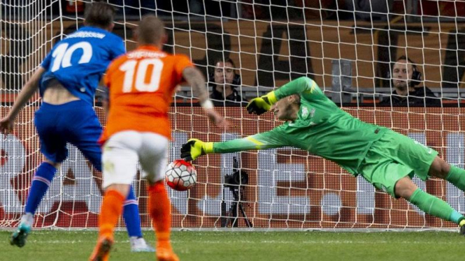 Gylfi Sigurdsson mencetak gol lewat titik putih ke gawang Belanda