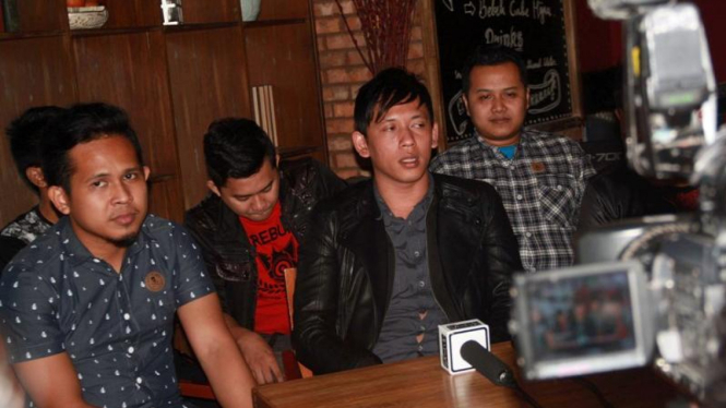 Dyrga (jaket hitam depan) bersama Dadali Band
