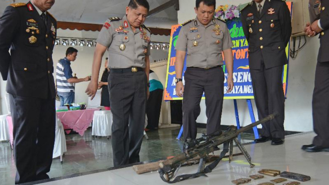 Barang bukti senjata Jaringan terosis Santoso di Poso
