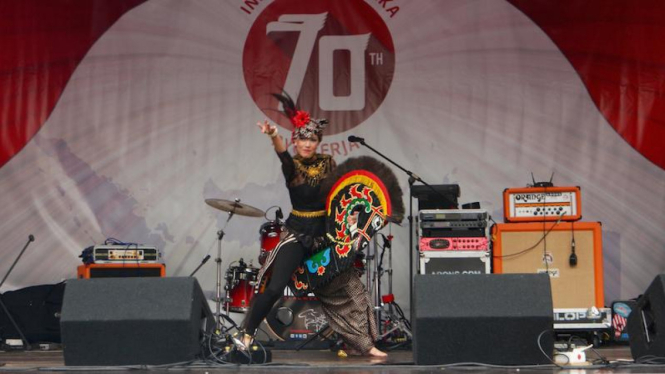 Warga Belanda Anouk Wilke menari kuda lumping 