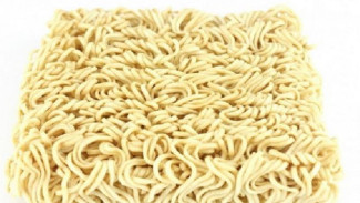 Bahaya Makan Mi Instan Tanpa Diseduh