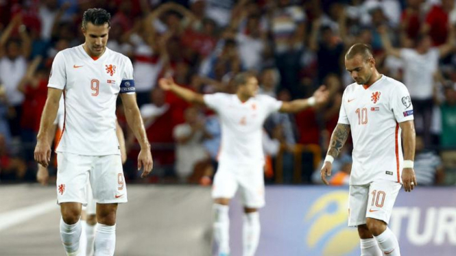 Pemain Belanda, Robin van Persie (kiri) dan Wesley Sneijder tertunduk lesu