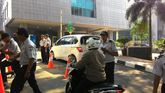 Suasana di depan Gedung DPRD DKI Jakarta.