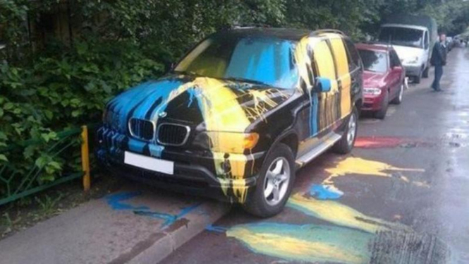 Mobil dikerjai akibat parkir sembarangan.