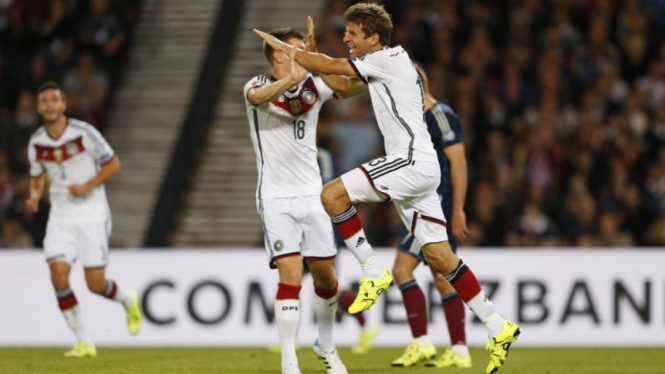 Thomas Mueller merayakan gol keduanya di Hamden Park