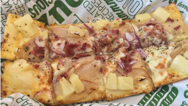 Hawaiian Pizza dari Quiznoz Sub