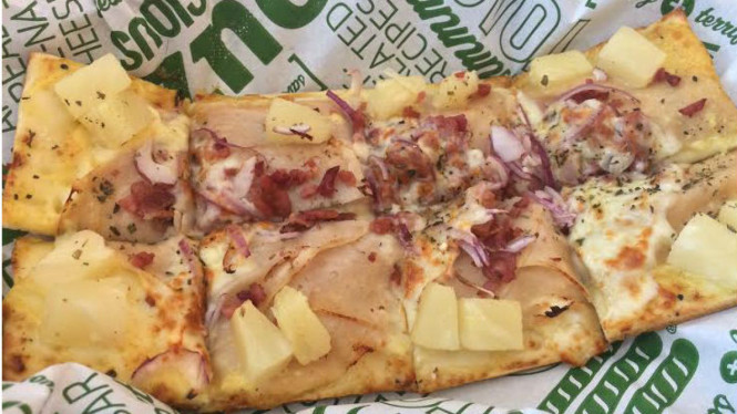 Hawaiian Pizza dari Quiznoz Sub