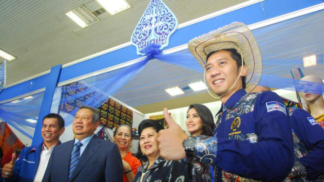 Ibas Yudhoyono (kanan).