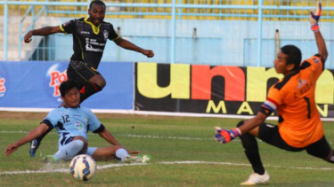 Kiper Persela Lamongan berjibaku digempur pemain Sriwijaya FC