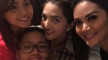 Krisdayanti bersama Aurel, Azriel dan Ashanty