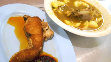 Ikan goreng dan sup ikan di rumah makan Mak Beng, Pantai Sanur, Bali