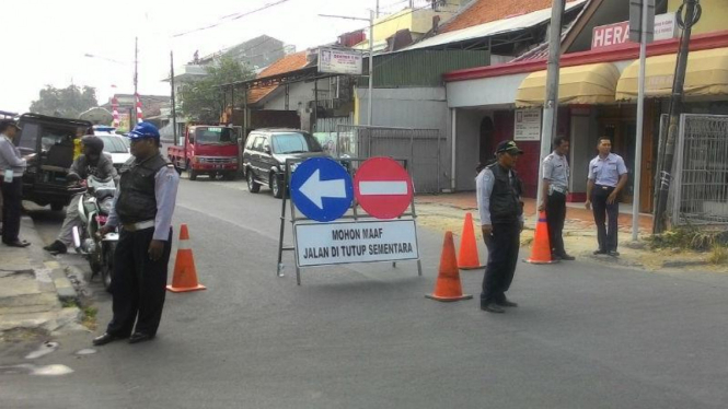 Penutupan Jalan Otista III.