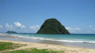 Pulau Merah di Banyuwangi.
