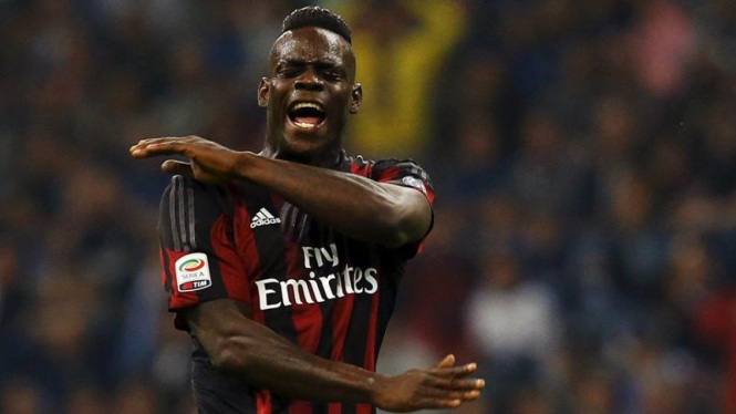 Penyerang Liverpool, Mario Balotelli, saat masih dipinjamkan ke AC Milan.