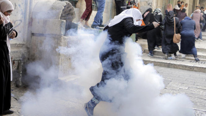 Bentrok Polisi Israel dengan warga Palestina di Masjid Al-Aqsa.