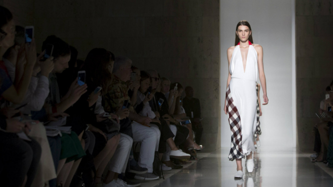 Koleksi Victoria Beckham di NYFW SS2016