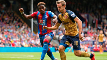 Bek sayap Arsenal, Nacho Monreal (kiri)