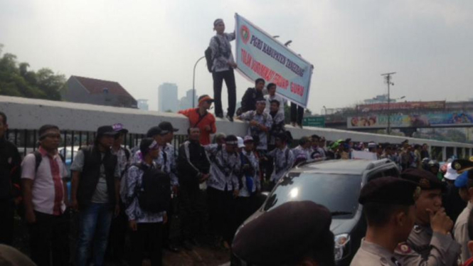 Guru honorer menggelar unjuk rasa di Gedung DPR/MPR RI