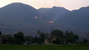 Bara Api Kebakaran Gunung Guntur Tampak Memerah
