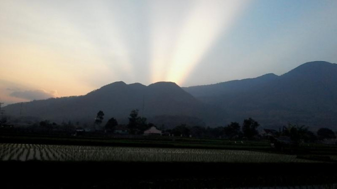 Matahari senja di Gunung Guntur