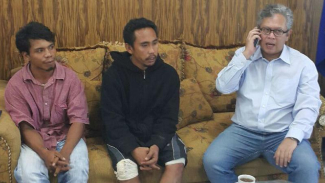 Dua WNI yang disandera, Badar (jaket hitam) dan Sudirman (kemeja merah)