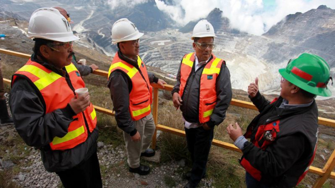 Menteri Perindustrian Saleh Husin didampingi Menteri Sudirman Said dan Kepala Bappenas Sofyan Djalil di PT Freeport Indonesia, Timika, Papua