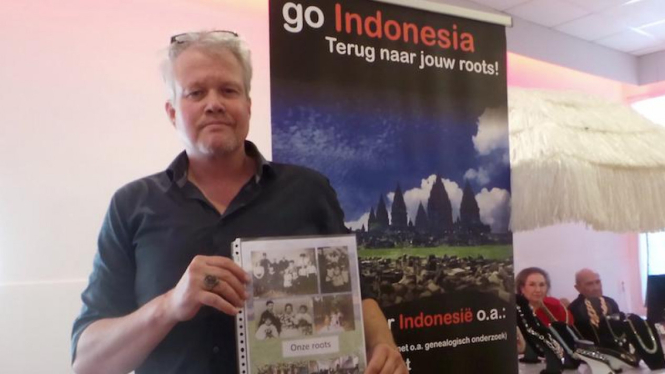 Warga Belanda Edward Brouwer menunjukkan silsilah keluarga