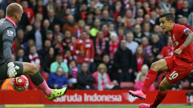 Pemain Liverpool, Philippe Coutinho (kanan)