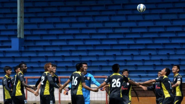 Pemain Mitra Kukar saat sesi latihan di Stadion Mattoangin