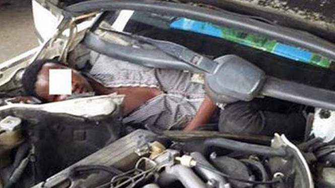 Imigran yang sembunyi di balik kap mesin mobil.