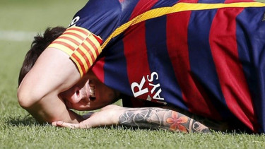 Pemain Barcelona, Lionel Messi, meringis kesakitan