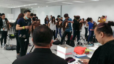 Penata rambut di Jakarta Fashion Week (JFW) 2016