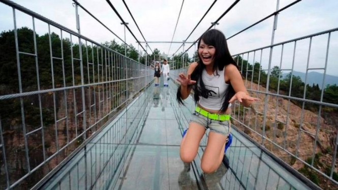 Ilustrasi Jembatan Kaca 