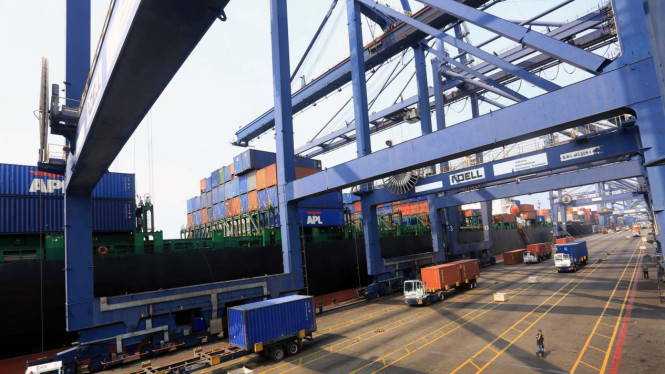 Aktifitas Bongkar Muat Peti Kemas di Pelabuhan Tanjung Priok, Jakarta. 