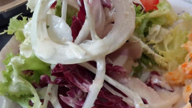 Hidangan salad daun selada bawang bombay