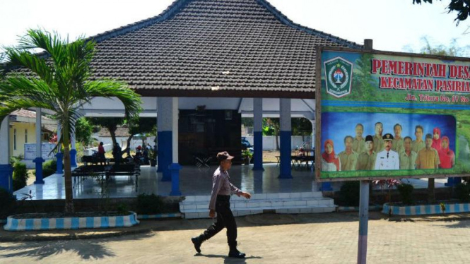 Balai Desa Selok Awar-Awar, Kecamatan Pasirian, Kabupaten Lumajang, tempat penganiayaan Salim alias Kancil pada Rabu, 30 September 2015.