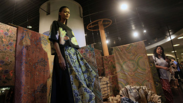 busana batik Kudus 