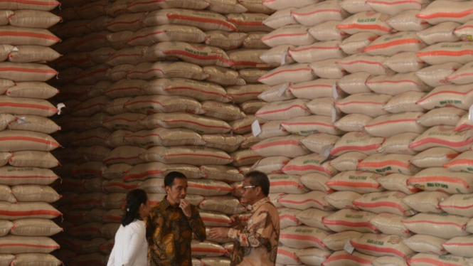 Presiden Jokowi  saat meluncurkan operasi pasar beras
