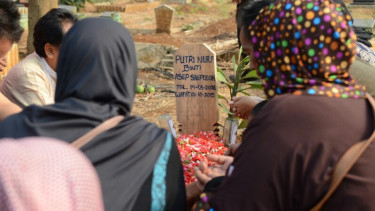 kerabat berdoa di makam Alm. Putri Nur Fauziah