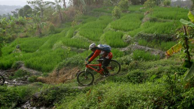 Menikmati Alam Gunung Ciremai dari Atas Sepeda