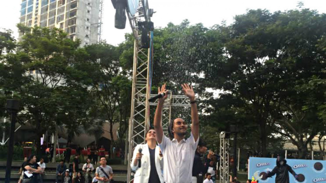 Warga dan penghibur bermain salju di Tribeca, Central Park, Jakarta (4/10/2015).