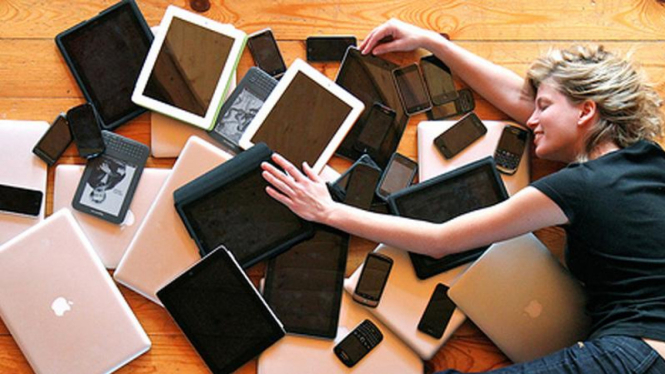 Ilustrasi penggila gadget.