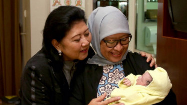 Ani Yudhoyono dan Okke Rajasa Menggendong Sakti